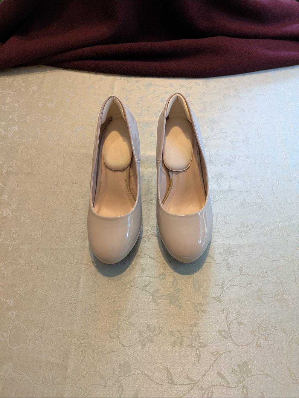 Chelsea Morland women's stiletto heels tan patent leather pumps, size 8 W